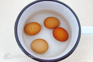 Яйца фаршированные печенью трески: Варим яйца