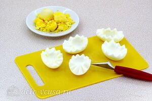 Яйца фаршированные печенью трески: Режем яйца на половинки фигурным ножом
