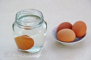 Фаршированные яйца с сыром «Дед мороз»: Варим яйца