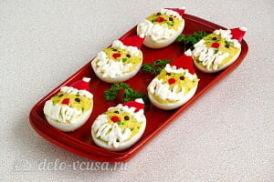Фаршированные яйца с сыром «Дед мороз» готовы