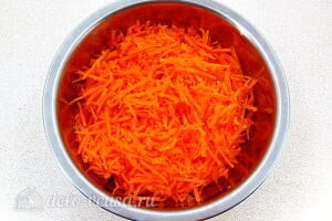 Морковь с мясом по-корейски: Трем морковь на специальной терке