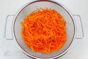 Морковь с мясом по-корейски: Обдаем морковь кипятком