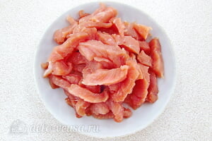 Морковь с мясом по-корейски: Режем мясо тонкой соломкой