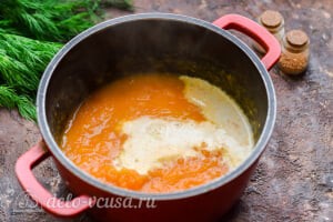 Морковный суп-пюре со сливками: Добавляем сливки в суп