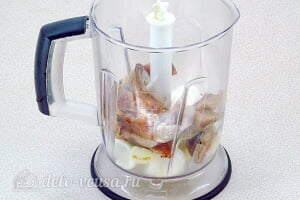 Профитроли с начинкой из сельди: Сельдь и яйца кладем в чашу блендера