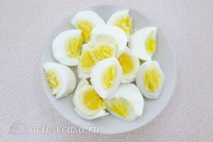 Профитроли с начинкой из сельди: Варим куриные яйца