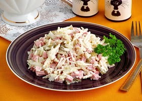 Рецепт простой салат с солеными огурцами, колбасой и яблоками