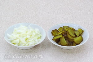 Простой салат с солеными огурцами, колбасой и яблоками: Режем лук и огурец