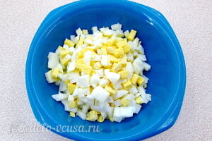 Яичный салат с авокадо: Вареные яйца порезать кубиками
