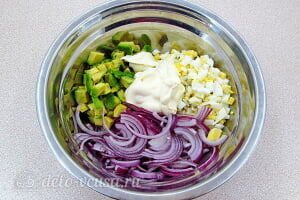 Яичный салат с авокадо: Соединяем все ингредиенты для салата