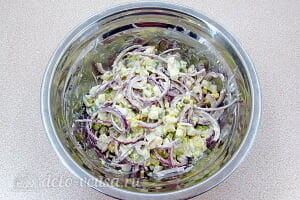 Яичный салат с авокадо: Перемешиваем салат с авокадо