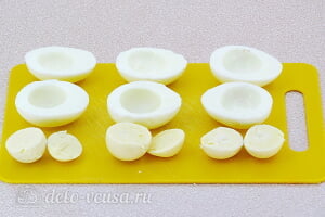 Яйца, фаршированные молоками сельди: Отделяем вареные яйца на белки и желтки