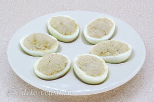 Яйца, фаршированные молоками сельди: Начиняем половинки яиц селедочной начинкой