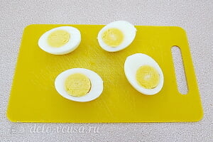 Закуска из яиц по-бернски: Вареные яйца разрезаем пополам