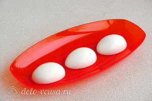 Закуска из яиц по-бернски: Кладем яйца половинками вниз