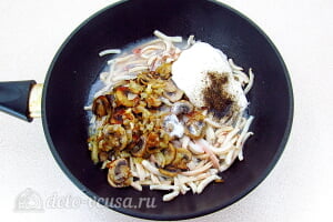 Запеченные кальмары с грибами в сметане: Соединяем кальмары, грибы и сметану