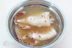 Запеченные кальмары с грибами в сметане: Обдаем кальмаров кипятком