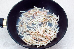 Запеченные кальмары с грибами в сметане: Обжариваем морепродукты на сковороде