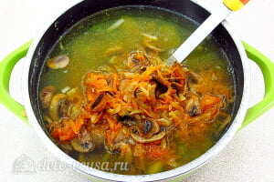 Грибной суп с брюссельской капустой: Добавляем овощи с грибами в кастрюлю