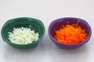 Грибной суп с брюссельской капустой: Режем лук и трем морковь