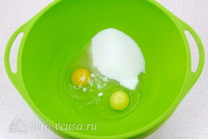 Воздушный пирог на питьевом йогурте: Соединяем яйца и сахар