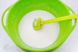Воздушный пирог на питьевом йогурте: Все хорошо перемешиваем