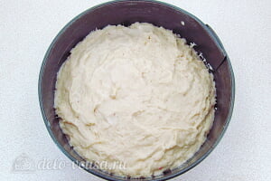 Воздушный пирог на питьевом йогурте: Перекладываем тесто в форму для выпечки