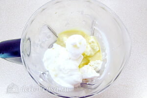 Творожный десерт с хурмой: Соединяем сметану, творог и сгущенное молоко