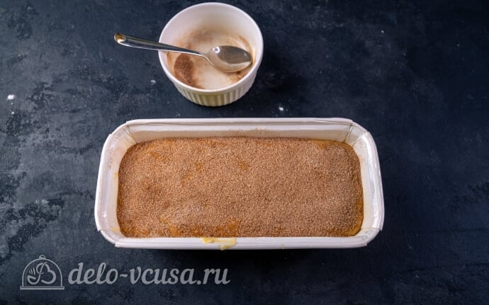 Простой банановый хлеб: Посыпаем кекс корицей с сахаром