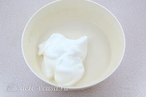 Блины на пиве с молоком и сметаной: Добавляем взбитые белки в тесто