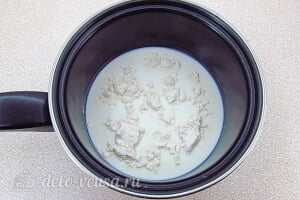 Лазанья из лаваша с фаршем: Соединяем муку и молоко в сотейнике