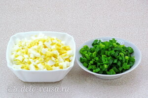 Оладьи на кефире с зеленым луком и яйцом: Режем вареные яйца и зеленый лук