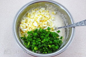 Оладьи на кефире с зеленым луком и яйцом: Добавляем в тесто зеленый лук и вареные яйца