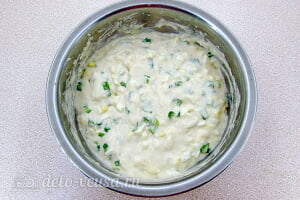 Оладьи на кефире с зеленым луком и яйцом: Перемешиваем тесто на оладьи