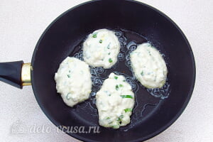 Оладьи на кефире с зеленым луком и яйцом: Кладем тесто на разогретую сковороду
