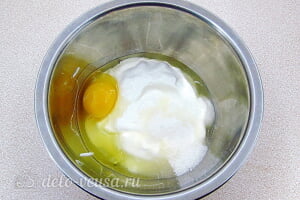 Оладьи на сметане из блинной муки: Соединяем яйцо, сметану, соль и сахар