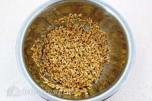 Овсяная каша из цельного зерна с луком в мультиварке: Промываем зерно в воде