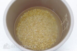 Овсяная каша из цельного зерна с луком в мультиварке: Заливаем крупу водой и отправляем в чашу мультиварки