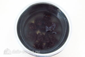Песочный пирог с черносливом и сметаной: Заливаем чернослив водой
