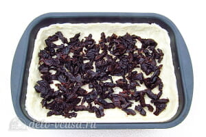 Песочный пирог с черносливом и сметаной: Кладем начинку из чернослива