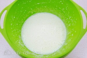 Воздушный пирог на питьевом йогурте: Взбиваем яйца с сахаром в пышную пену