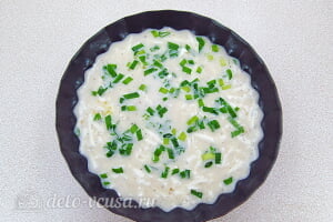 Яичная запеканка с помидорами и сыром: Заливаем яичную массу в форму и добавляем зеленый лук