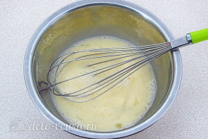 Яичная запеканка с помидорами и сыром: Взбиваем яйца