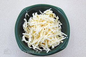Яичная запеканка с помидорами и сыром: Трем плавленый сыр