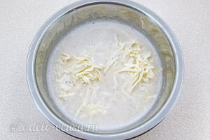 Яичная запеканка с помидорами и сыром: Добавляем сыр в яично-молочную смесь