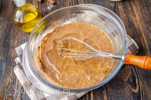 Банановый хлеб с грецкими орехами: Добавляем растительное масло и перемешиваем тесто