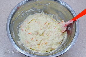 Творожно-рисовая запеканка с морковью: Осторожно вмешиваем белки в творог