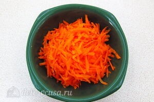 Творожно-рисовая запеканка с морковью: Трем морковь на терке