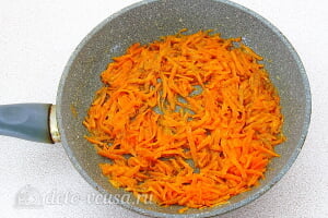 Творожно-рисовая запеканка с морковью: Обжариваем морковь на сливочном масле