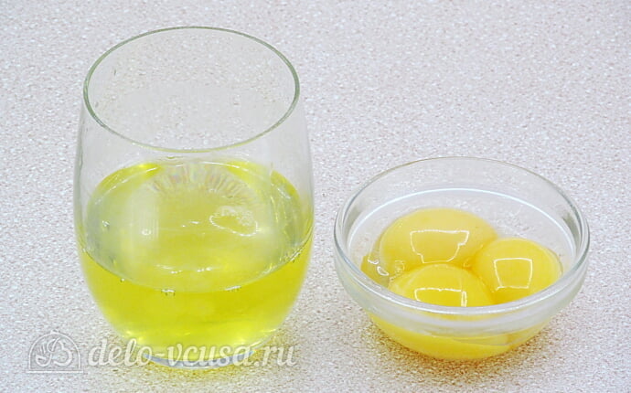 Творожно-рисовая запеканка с морковью: Отделяем белки от желтков